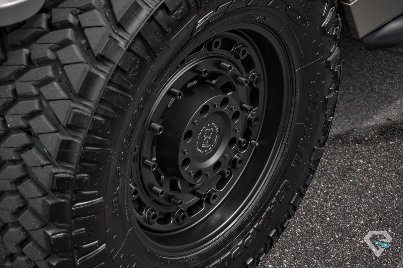 Hummer H1 beadlock wheel detail